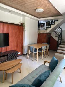a living room with a couch and a table at Cozy Baguio House Near Camp John Hay in Baguio