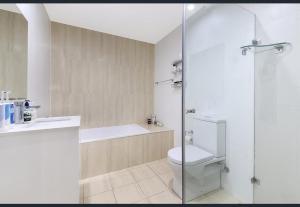 ein Badezimmer mit Toilette, Dusche und Waschbecken in der Unterkunft ProHouse - Sydney Airport Wolli Creek in Sydney