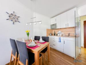 a kitchen and dining room with a table and chairs at Lord Nelson Wohnung 118 in Döse