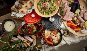 ein Tisch mit vielen verschiedenen Arten von Essen darauf in der Unterkunft Glampseason in Sendai