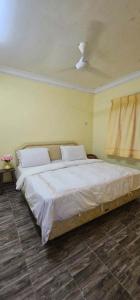 Teratak Jannah Homestay & Resort في كوالا لكانغسار: غرفة نوم بسرير ابيض كبير بسقف +30 صورة