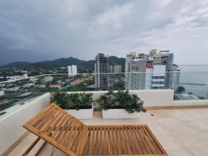 a wooden bench sitting on top of a balcony at Nuevo Apartaestudio en frente de la marina in Santa Marta