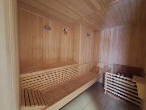 a wooden sauna with a wooden bench in a room at Nuevo Apartaestudio en frente de la marina in Santa Marta