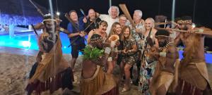 Un grupo de personas posando para una foto en un escenario. en Seahorse Lodge - Port Vila's WOW Factor! Huge 5 Bedroom, 3 Bath Seaside Paradise, en Port Vila 62 fotos más