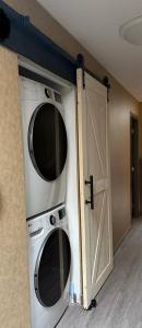 那诺斯湾Oceanside GetAway at Pacific Shores的车库里有两台微波炉和一个门