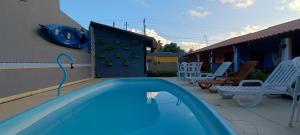 una piscina al costado de una casa en Chalé Aconchego dos Milagres, en São Miguel dos Milagres 28 fotos más