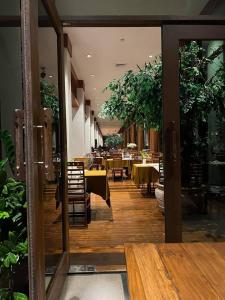 ein Restaurant mit Tischen und Stühlen und einem Speisesaal in der Unterkunft Wienglakor Hotel Lampang in Lampang