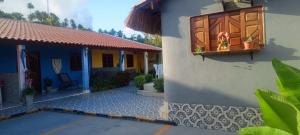 un edificio con una ventana en un lateral en Chalé Aconchego dos Milagres, en São Miguel dos Milagres