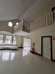 een grote kamer met een trap en een trap bij Castillo Yarinacocha in Pucallpa +10 foto's