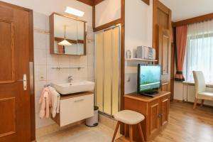 Televízia a/alebo spoločenská miestnosť v ubytovaní Appartement Gundi Ripper + 25 fotografií