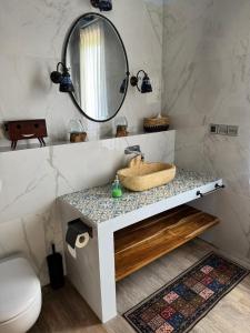 Et badeværelse på Selene Art Glass Resort