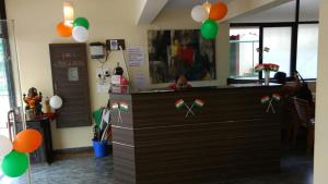 a room with a counter with green and white balloons at Betelnut Inn in Calangute