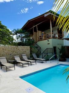 Villas Solar في شاطئ سانتا تيريزا: منزل بمسبح بجوار منزل