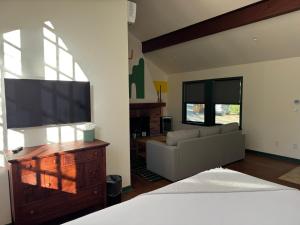 ein Wohnzimmer mit Sofa und Fernseher in der Unterkunft Piety Hill Cottages in Nevada City