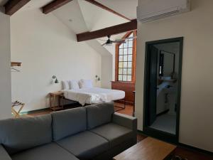 ein Wohnzimmer mit einer Couch und einem Bett in der Unterkunft Piety Hill Cottages in Nevada City