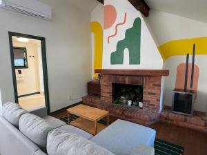 ein Wohnzimmer mit Couch und Kamin in der Unterkunft Piety Hill Cottages in Nevada City