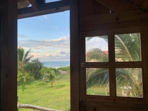 una puerta abierta con vistas al océano en Cabaña en la playa, en Monte Gordo