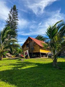 una casa con una palmera delante en Cabaña en la playa, en Monte Gordo