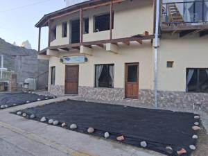 un campo da basket di fronte a un edificio di Hostel Lagos del Sur a El Chalten