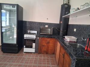 una cucina con fornelli e microonde di Hostel Lagos del Sur a El Chalten