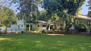 Κήπος έξω από το บ้านสวนแม่น้ำ-บ้านพูลวิลล่า