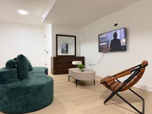 sala de estar con silla verde y TV en Relaxing Getaway, en Upper Marlboro