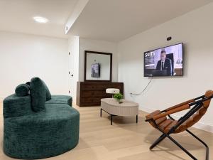 sala de estar con silla verde y TV en Relaxing Getaway, en Upper Marlboro