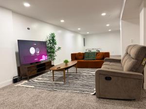 Una sala de estar con un sofá y un televisor en Relaxing Getaway, en Upper Marlboro 45 fotos más