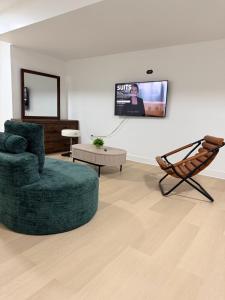 una sala de estar con un sofá y una silla en Relaxing Getaway, en Upper Marlboro