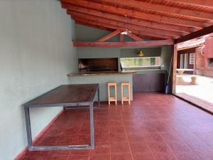 Nhà bếp/bếp nhỏ tại Casa privada con piscina y quincho Altavip