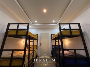 twee stapelbedden in een kamer met een plafond bij Dortoir Ibrahim in Tébessa