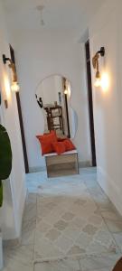 ALPHAROSE SUITES, Nursan Muthaiga Homes في نانيوكي: ممر به مقعد عليه وسائد حمراء