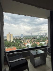 una gran ventana con vistas a la ciudad en Feel Premiun 1106, en Asunción 5 fotos más