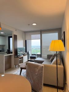 una sala de estar con un sofá y una mesa en Feel Premiun 1106, en Asunción
