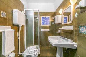 Grange SisesGrange Studio - Happy Rentals的带水槽、马桶和淋浴的浴室