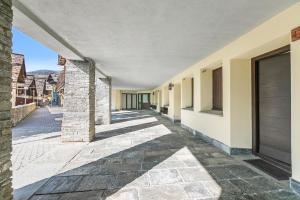 Grange SisesGrange Studio - Happy Rentals的一座带车库的建筑的空走廊 更多6张照片