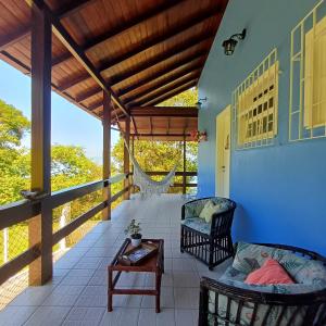 A Casa dos Seus Sonhos في فلوريانوبوليس: شرفة مع كرسيين وطاولة