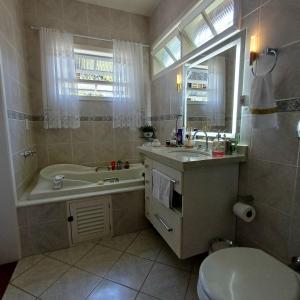 A Casa dos Seus Sonhos في فلوريانوبوليس: حمام مع حوض استحمام ومغسلة ومرحاض +16 صورة