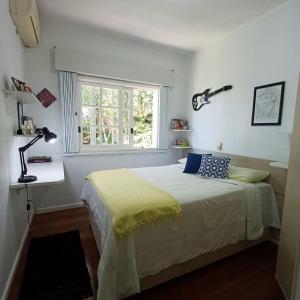 A Casa dos Seus Sonhos في فلوريانوبوليس: غرفة نوم بها سرير ونافذة