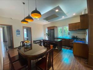 a kitchen and dining room with a table and chairs at Xù Gia Trang in Konteh Sre Pong