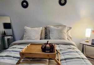 un letto con un vassoio di legno con una zucca sopra di Private Cozy Rooms and Bathroom in Home near Seaworld Riverwalk and AFB a San Antonio
