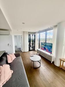 Posezení v ubytování 2BR-2BR-2Cars -CBD-Pool-sleeps 6