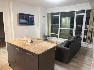 una sala de estar con un sofá y una mesa en The greatest views in the heart of Mississauga, en Mississauga