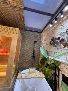 eine Badewanne in einem Raum mit einer Steinwand in der Unterkunft Penthouse S202 Homestay BBQ Vinhomes Grand Park in Gò Công