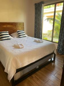 una camera da letto con un letto con due cuscini e una finestra di Villas de Quizalas 