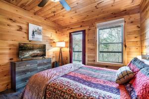 Postel nebo postele na pokoji v ubytování Brand New Cabin close to PForge and GBurg