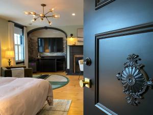 ナイアガラ・オン・ザ・レイクにあるHattan House Boutique Hotel Bed & Breakfastのベッドルーム1室(リビングルームへ続くドア付)