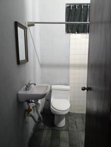 Ένα μπάνιο στο Departamento compartido en vecindad "CADENA DE UNIÓN"