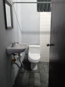 Ένα μπάνιο στο Departamento compartido en vecindad "CADENA DE UNIÓN"