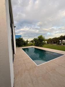 Tres EsquinasCasa Campestre Acogedora的一座游泳池,位于房子旁边